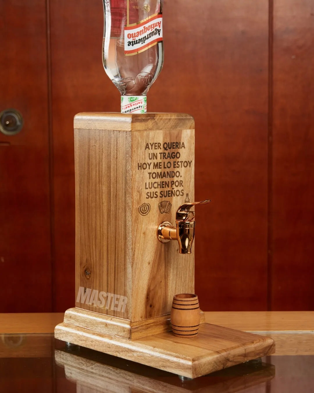 Dispensador de licor Master®: Sirve con estilo.