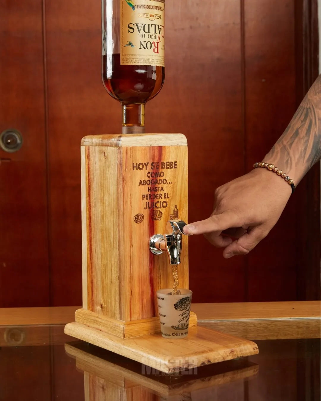 Dispensador de licor Master®: Sirve con estilo